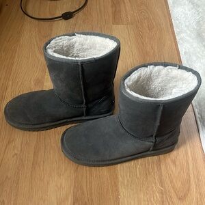 Size 8 Women’s gray ugg boots- barely worn still in mint condition!